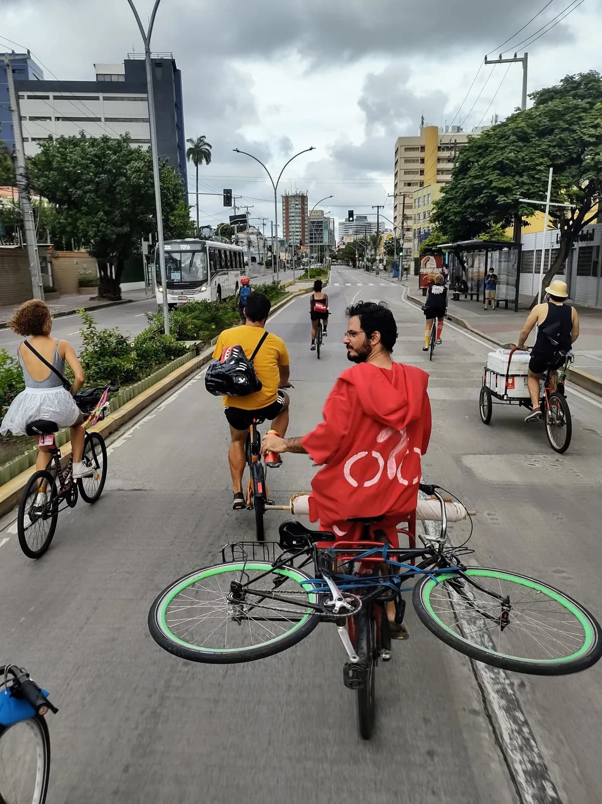 Daniel pedalando em atividade de mobilidade